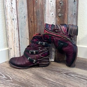 Freebird boots like new